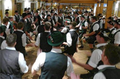 Aktive Buam zeigten beim gemeinsamen Marschplattler ihr Können. Foto re