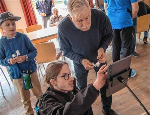 Alex Preißinger erklärt Jakob Zehetmeier das Programm auf dem Tablet.