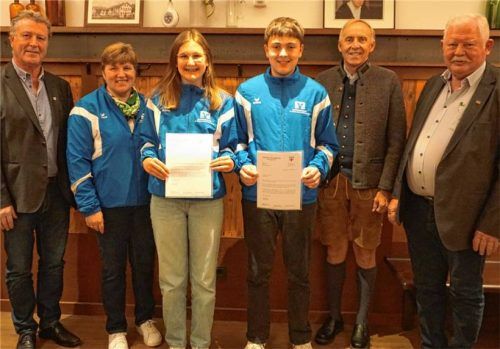 Alle drei Bürgermeister sowie die Chefin der Hofgiebinger Schützen ehrten die beiden erfolgreichen Schützen Eva Greimel und Andreas Otter: (von links) Andreas Lentner, Angela Schwarzenböck, Eva Greimel (deutsche Meisterin), Andreas Otter (Dritter bei der deutschen Meisterschaft), Franz Ehgartner und Georg Thalmeier.Foto sutherland