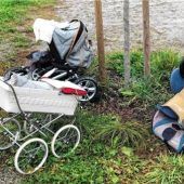 <p>Alles, was frischgebackene Eltern benötigen: Kinderwagen, Buggy, Kindersitz, gefunden in der Bubinger Straße. Foto  Stadt Neumarkt-St. Veit</p>