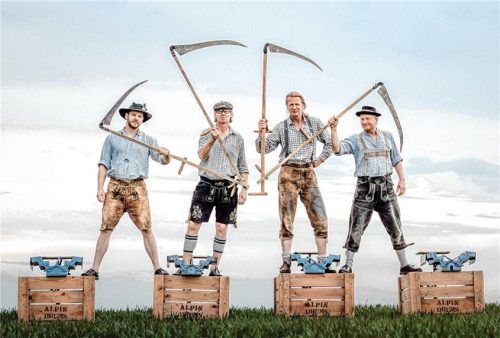 „Alpin Drums“ zeigen ihren Sensenkreis.Foto re