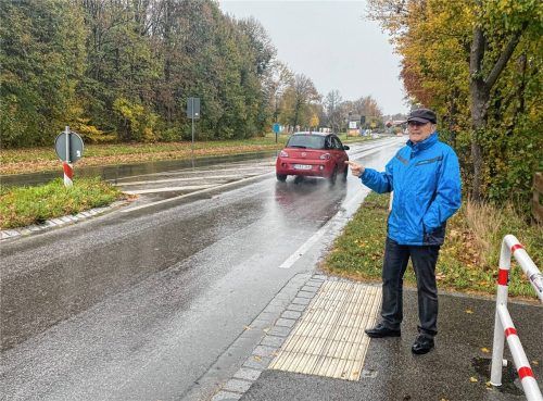 Als eine große Gefahrenstelle betrachtet Herbert Schleibinger die Fußgängerquerung, die Verkehrsteilnehmer derzeit mit einer Geschwindigkeit von 70 km/h passieren dürfen. Foto kotter