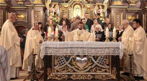 Am Altar mit Chor im Hintergrund: (von links) Pfarrer Ulrich Bednara, Rektor Edmund Hipp, Erzabt Jakob Auer, Josef Steinle, Visith Watanasak. Foto münch