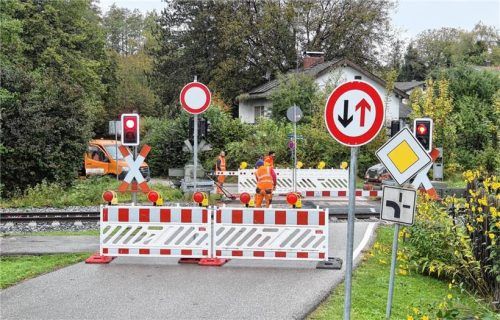 Am Bahnübergang Seewies haben die Arbeiten schon begonnen. Nach ihm folgt der wichtige Übergang Reitmehring an der B304. Foto Rieger