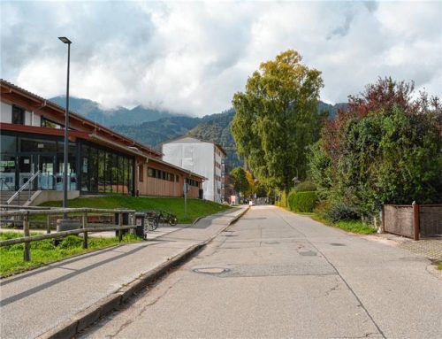Am Birkenweg, entlang von Sporthalle und Schule, soll die Straße verengt und der Verkehr abgebremst werden. Foto Eder