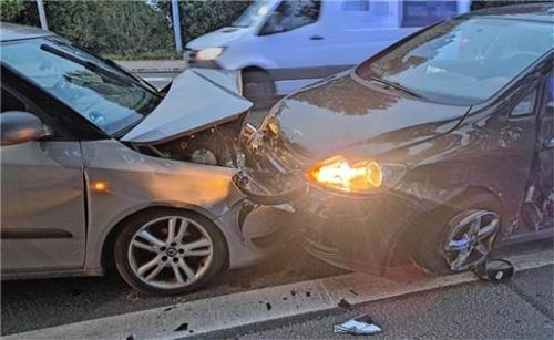 Am frühen Montagmorgen hatte es auf der Staatsstraße in Kolbermoor kräftig gescheppert. Foto Hadersbeck