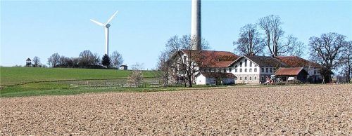 Am Obernhofer Höhenrücken sind im gültigen Bebauungsplan als Sondergebiet Erholung (siehe Plattform, links), die erneuerbaren Energien (Windrad, Mitte) und die Hochtechnologie (Fernsehturm, rechts) festgelegt. Jetzt muss die Energiegewinnung durch die Sonne eingefügt werden. Foto unterforsthuber