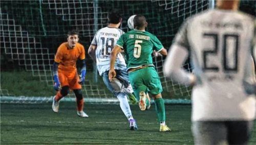 Ampfings Ruslan Klimov wird gleich vom Traunreuter Ionut Corduneanu (Nummer 5) unfair gebremst – für die Notbremse gab es die Rote Karte.Foto Christian Mühlhofer