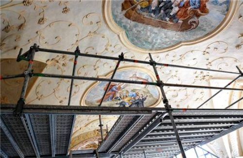 An den Deckengemälden mussten lose Stuckaturen ausgebessert werden. Fotos unterforsthuber