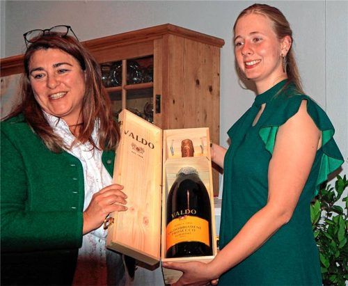 Andrea Hinterwaldner vom Landesverband der Frauenliste Bayern (links) bei der Geschenküberabe an Bernadette Ametsbichler. Fotos stache