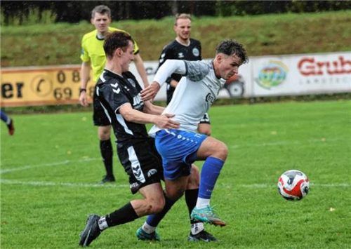 Andreas Bobenstetter (rechts) und seine Ampfinger unterlagen Marvin Bräuninger und dem TSV Dorfen.Foto Buchholz