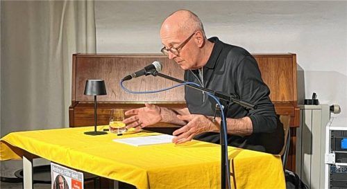 Andreas Föhr las im Gimplkeller Kostproben aus dem neuesten Band der Wallner-und-Kreuthner-Krimi-Reihe vor. Foto wagner