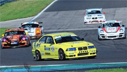 Andreas Rehwald (gelb) wird von seinen Konkurrenten verfolgt. Foto brt Automotive AG