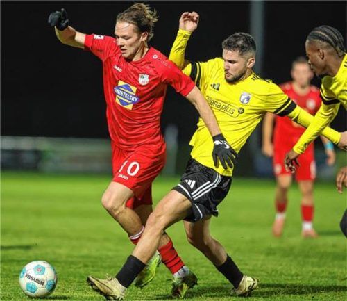 Andrii Pelypenko, der Schütze des Traunsteiner 1:0, im Duell gegen Kerem Tokdemir.Foto Hans Weitz