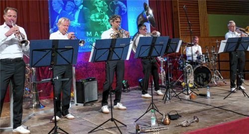 Anfangs noch korrekt gekleidet, legten die „Brassmatiker“ bald Sakkos und Krawatten ab. Foto Janka