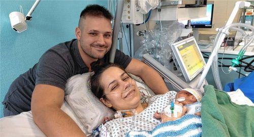 Angela Dittler und ihr Mann „Domi“ bei der Geburt von Sohn Viktor. Das junge Glück ist getrübt von einer schrecklichen Krebsdiagnose. Foto privat