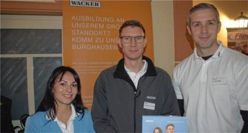 Anja Dickmann (vl.) (Ausbildungsmarketing), Martin Unterhaslberger (Ausbilder Chemie) und Stefan Zauner (Ausbilder Elektro) beantworteten zahlreiche Anfragen. Foto Wagner
