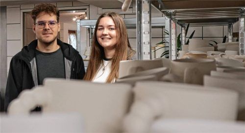 Anna-Maria Speckbacher und ihr Freund Patrick Heigl freuen sich auf die Eröffnung ihrer Kreativwerkstatt „Keramiikero“ in Kolbermoor. Foto Bettinger