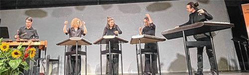 Ansteckend gute Laune versprühte das Quintett mit reizvollen Rhythmen und Melodien: (von links) am Marimbafon Alexander Prem sowie an den Hackbrettern (von links) Magdalena Geiger, Johanna Trifellner, Maria Weigl und Xaver Eckert. Foto kirchner