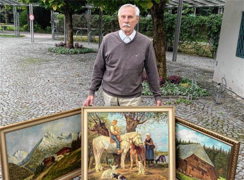 Archivleiter Manfred Schaulies mit den drei Bildern des Kunstmalers Wilhelm Selch, die eine Bad Aiblingerin jetzt dem Heimatmuseum überließ. Foto kotter