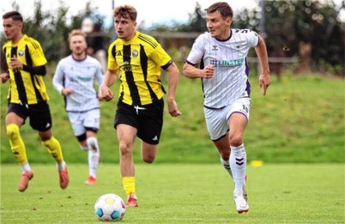 Aschaus Torschütze Jan Vetter (rechts) enteilt hier dem Töginger Florian Huber.Foto mb.presse – Butzhammer