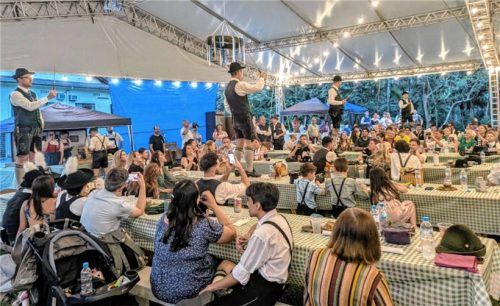 Atzinger Goaßlschnalzer präsentieren sich bei einem Auftritt in Brasilien.Fotos Hötzelsperger