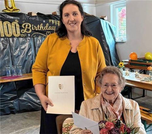 Auch Bürgermeisterin Antonia Hansmeier gratulierte Walburga Hager zum 100. Geburtstag. Foto RE