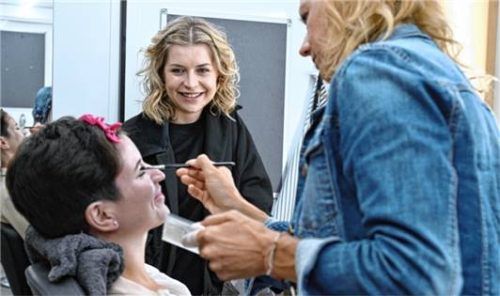 Auch Leichen brauchen ein Make-up: Katja Kraft in der Maske. „Rosenheim-Cops“-Star Sarah Thonig schaut zu.