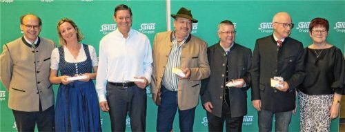 Auf 30, 35, 40 und sogar 45 Jahre (Wolfgang John, Zweiter von rechts) Betriebszugehörigkeit blicken diese Mitarbeitenden zurück. Geschäftsführer Dr. Florian Block (links) und Personalleiterin Gabriele Steinbach (rechts) zeichneten sie aus. Foto baumann