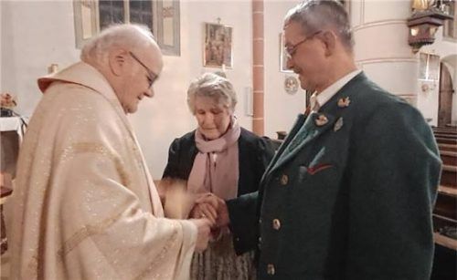 Auf 45 Ehejahre blicken Inge und Sepp Stürzer zurück. Pfarrer David Mehlich segnete diese Ehe, die 1980 in der Pittenharter Kirche geschlossen wurde.Foto Künzner-Hingerl