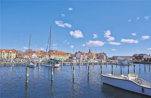 Auf Andersens Spuren: In der Stadt Faaborg fand er seine große Liebe (gr. F.). Ein Porträt des Dichters in Odense (o.).