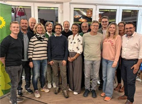 Auf dem Gruppenfoto präsentieren sich (von links) Felix Prokop, Stephan Walter, Dr. Alois Fürmaier, MelanieBusemann, Dr. Brigitte von Heydebrand, Ulrich Skriwan, Stefan Busemann, Monika Walter, Johannes Breu, Christian Onken, Florian Heindl, Nina Weinland, Christine Rechberger und Volker Rechberger. Foto re