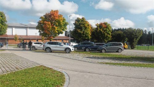 Auf dem Parkplatz vor der Seeoner Turnhalle könnte bald ein Carsharing-Auto stehen. Foto Rasch