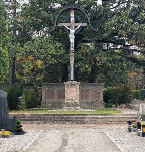 Auf dem Platz vor dem großen Kreuz im Zentrum des Aiblinger Friedhofs findet heuer wieder die Allerheiligenfeier statt. Foto kotter