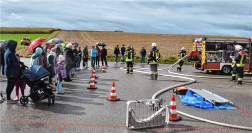 Auf dem Vorplatz verfolgten die Besucher die Einsatzübung. Foto erfurt