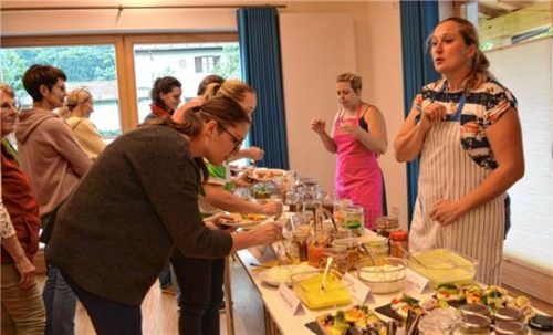 Auf den Tischen wurden eingelegte, fermentierte Köstlichkeiten präsentiert. Dann durften die Kursteilnehmer das Fermentieren selbst versuchen. Foto  Eder