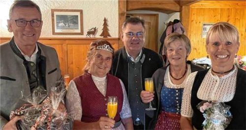 Auf der „Doagl-Alm“ gratulierten Veronika Weyerer (Zweite von links) eine Reihe weiterer Gäste, darunter Bürgermeister Georg Huber, Diakon Günter Schmitzberger, Maria Staber von den Senioren und Ramona Sattlberger vom Trachtenverein Grainbach.Foto re