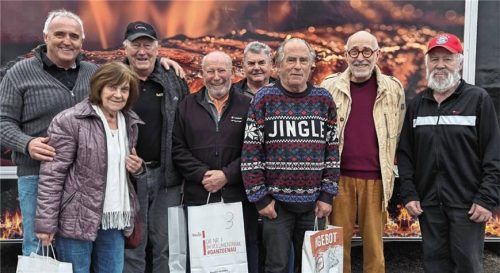 Auf unserem Bild beglückwünschen (von rechts) Organisator Sepp Warmedinger und Seniorenbeauftragter Dr. Berthold Suldinger gemeinsam mit dem neuen Wirt Manfred Werner (links) die Gewinner: (von links) Martha Vollkommer, Ludwig Schätz, Gust Bollinger, Hans Sigl und Klaus Hammerschmid. Foto RE