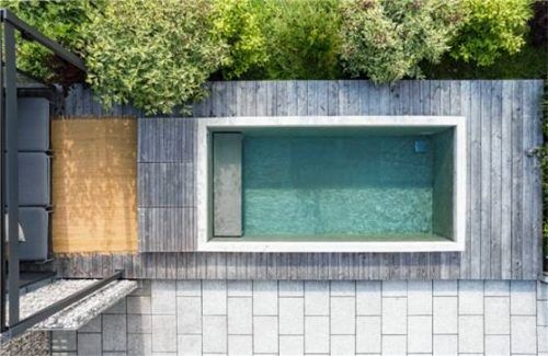 Aus der Vogelperspektive zeigt sich die großzügige Wasserfläche, die Ruhe und Klarheit in jeden Garten bringt.