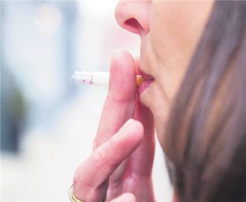 Ausstempeln für die Kippe? Auch die Raucherpause ist in Sachen Arbeitszeit oft eine Grauzone. Foto CHRISTIN KLOSE/DPA-TMN