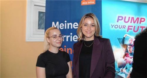 Auszubildende Tatjana Lukic (links) und Personalentwicklerin Christine Stoikow waren auf der Azubimesse vor Ort. Foto Wagner
