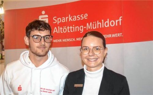 Azubi Raphael Kamhuber und Celine Knäschke von der Personalentwicklung gaben Einblicke in die Ausbildung und zeigten auf, welche Möglichkeiten es gibt, ein Praktikum zu abolvieren. Foto Wagner