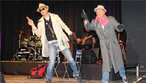 „Ba-Ba-Banküberfall, das Böse ist immer und überall“: Mit der EAV bringen Armin Stockerer (rechts) und Christian Auer die Zuschauer so richtig auf Touren. Foto FOTO LAMPrecht
