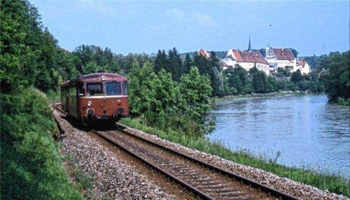 Bahn-Nostalgie: Der Filzenexpress auf der Stadtstrecke am Inn-Ufer. Heute hält der Zug am Bahnhof Reitmehring. Foto Pro-Bahn-Archiv