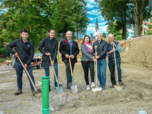 Baubeginn in Bernau: (von links) Leander Ursch von der Firma Frommwieser, Bürgermeisterin Irene Biebl-Daiber, Franz Praßberger von der Ökumenischen Kranken- und Bürgerhilfe Bernau, Manuela Reif, Geschäftsführerin und Pflegedienstleitung bei der „Tagespflege Chiemgau GmbH“, Stefan Scheck, der Betreiber „Tagespflege Chiemgau GmbH“ sowie Initiator Ferdinand Thalhammer (Ökumenische Kranken- und Bürgerhilfe Bernau). Foto  Berger