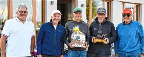 Bayerischer Löwe: (von links) Wettfahrtleiter Thomas Wartbiegler, CYC-Präsident Wolfgang Böttger mit Thomas Frank, Karl Fricke und Richard Fricke. Foto  CYC
