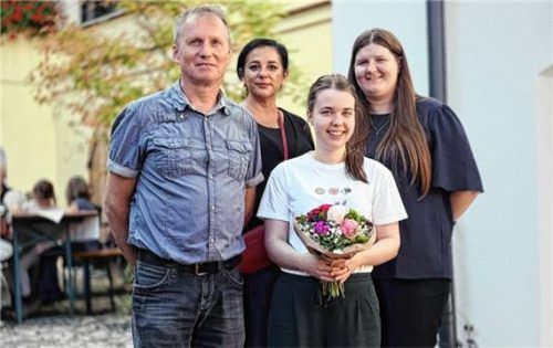 Begrüßten Pastoralassistentin Stephanie Echle (vorne) mit Blumen: (von links) Kirchenpfleger Georg Kiefinger, Pfarrgemeinderatsvorsitzende Monika Oberbacher und Pastoralreferentin Lena Schreiner.

Foto / Text bachmaier
