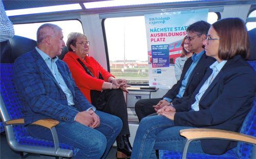 Begutachten den IHK-Bildungsexpress: (von links) Herbert Prost, Ingrid Obermeier-Osl, Max Heimerl und Magdalena Obermayer. Foto Rath
