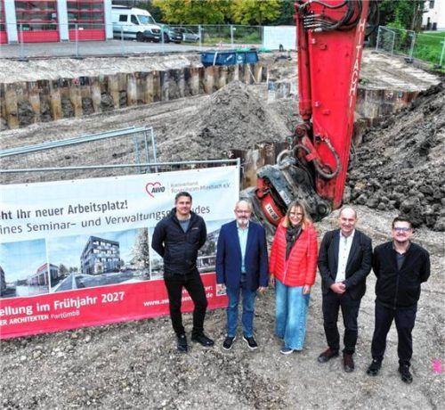 Bei Baustart: (von links) Architekt Thomas Maier, Awo-Präsident Peter Kloo, Britta Promann und Anton Reiserer von der Geschäftsleitung sowie Architekt Ferdinand Theinert.Foto Awo