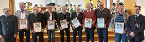 Bei den Ehrungen: (von links) Zweiter Vorsitzender Christian Freidhofer mit Peter Schaal, Franz Dinzenhofer, Engelbert Geisler, Peter Fortner, Rudolf Scholz, Hermann Steinkirchner, Wolfgang Seidl und Rudi Feichtner sowie dem neuen Vorsitzenden, Benjamin Baumann. Foto Schmidpeter